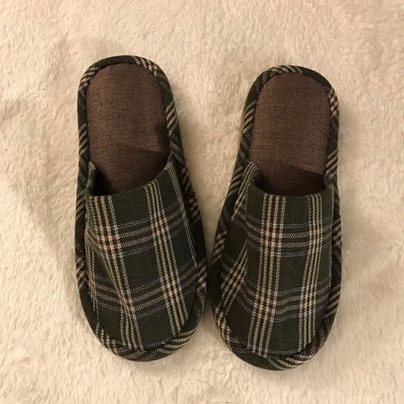 : : NEW Comfy Plaid Slippers : : - Picture 3 of 9